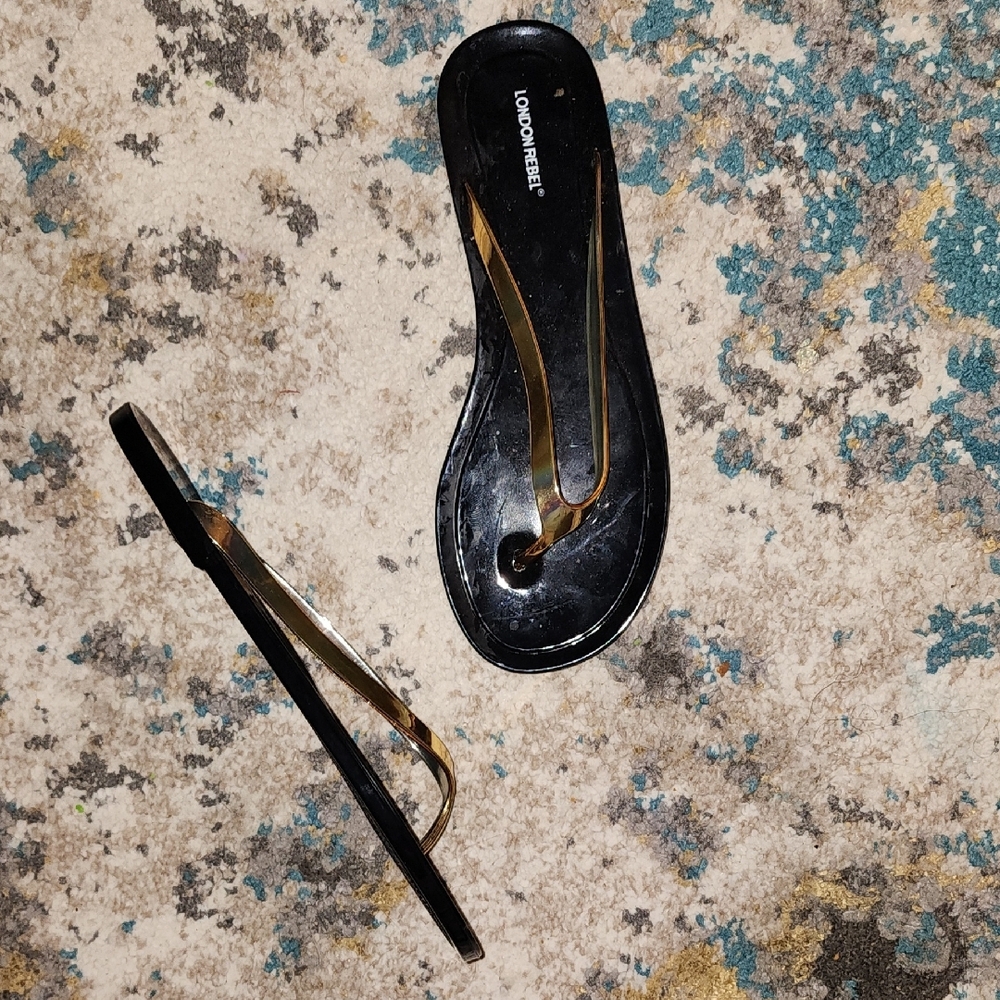 NWOT London Rebel X ASOS Black a Gold Women's Thong Flip Flop Sandals Size 8 - Picture 2 of 10